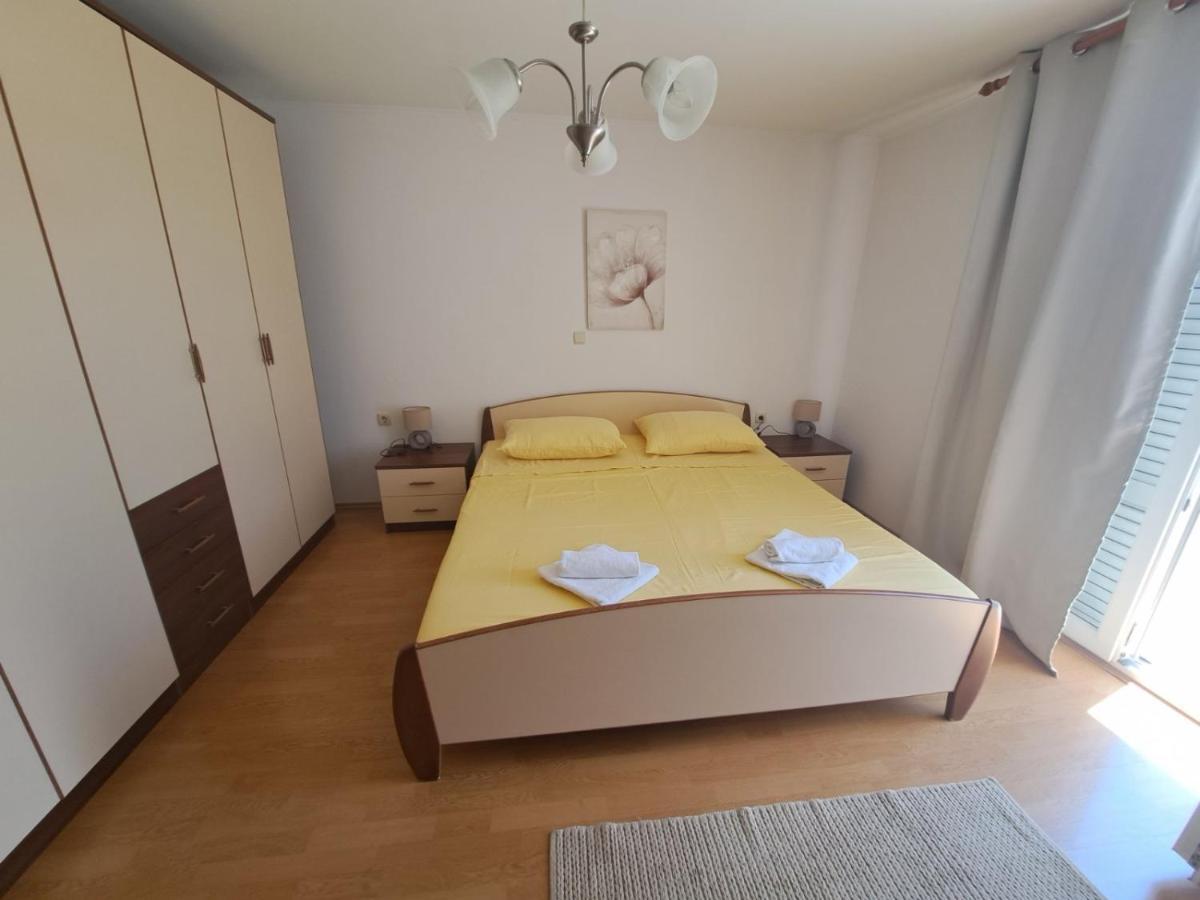 Apartmani Dijana Palit ภายนอก รูปภาพ