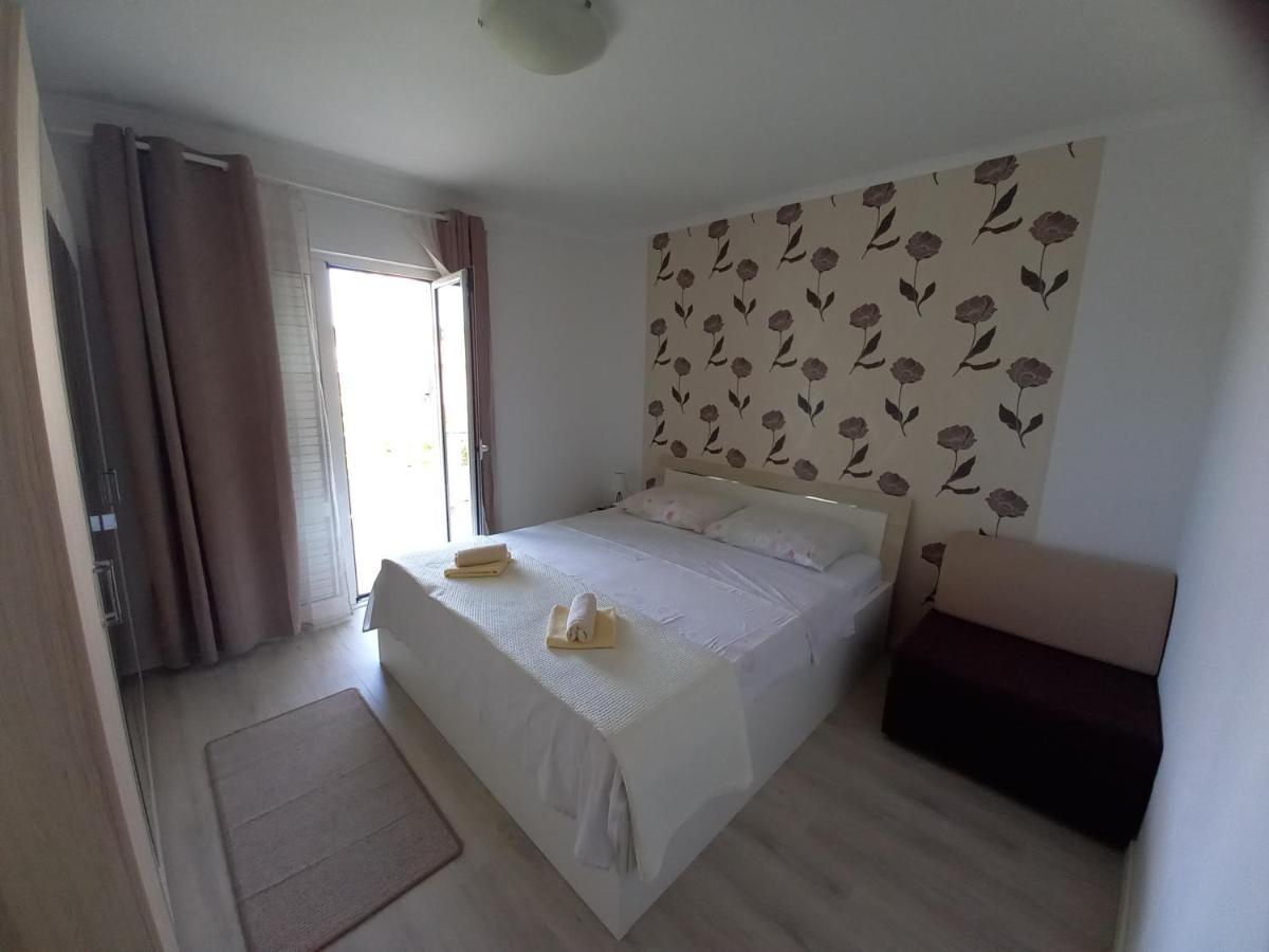 Apartmani Dijana Palit ภายนอก รูปภาพ