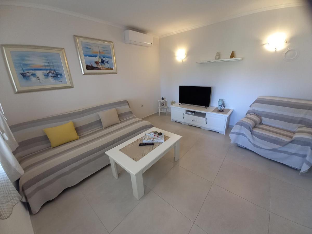 Apartmani Dijana Palit ภายนอก รูปภาพ